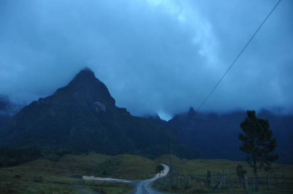 Chegando num fim de tarde nublado na Serra do Corvo Branco, região de Urubici - SC